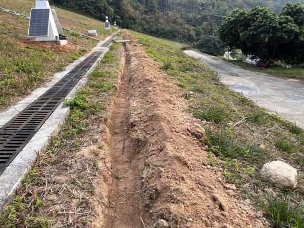 Cable trench and solar-powered monitoring nodes installed on a dam crest
